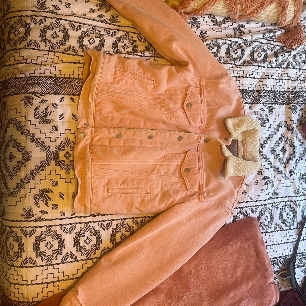 Levi powder pink trucker jacket. Sherpa lined